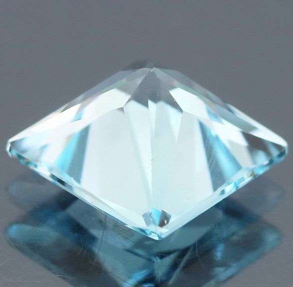 Beautiful 5.51ct princess cut Topaz