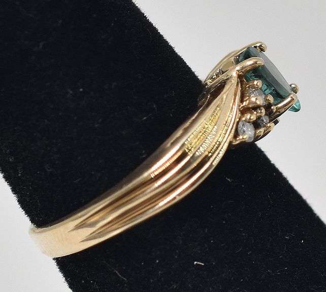 Stunning 14K Yellow Gold Emerald Gemstone Ring with Diamond Accents