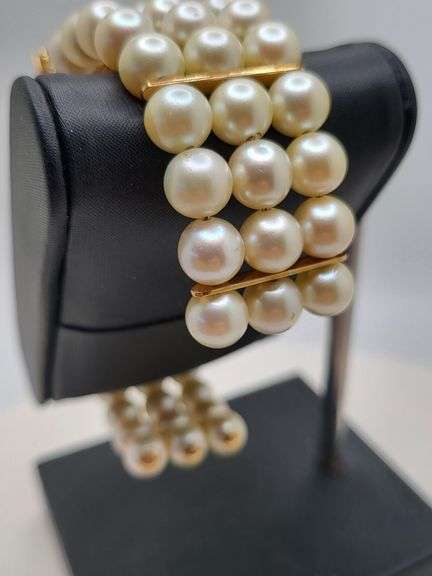 Very collectable and rare Stunning south sea pearl, Topaz and Diamond Bracelet