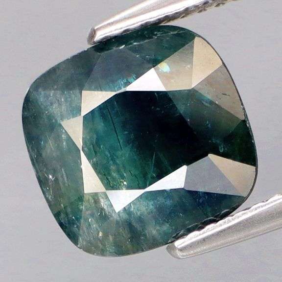 What a beautiful split personality in this 4.99ct pure Sapphire!