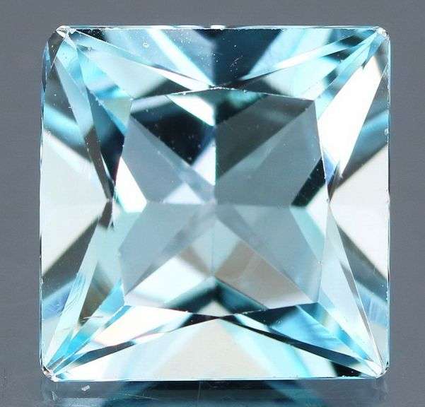 Beautiful 5.51ct princess cut Topaz