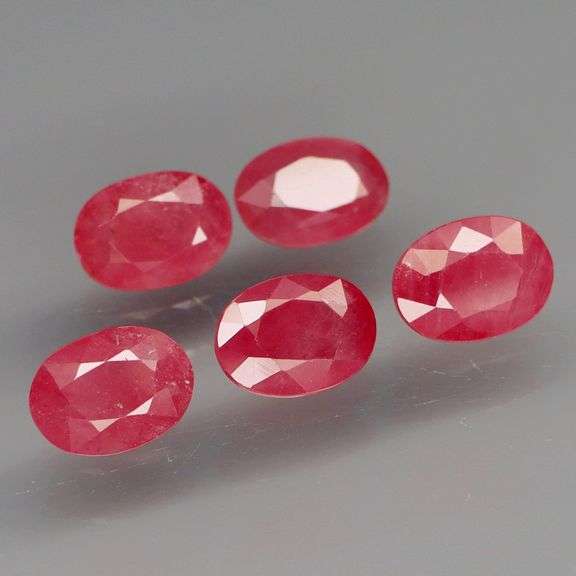 Collectors 5.18ct bright pinkish red Ruby set from Madagascar!