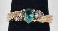 Stunning 14K Yellow Gold Emerald Gemstone Ring with Diamond Accents