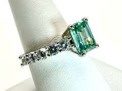 14 Kt White Gold 2.5 Ct Emerald Green Fire Moissanite Ring