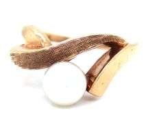 10kt Yellow gold white fresh water pearl ring