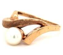 10kt Yellow gold white fresh water pearl ring