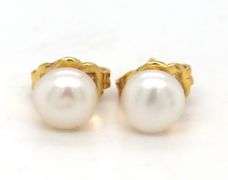 18kt Yellow gold 5.5mm pearl stud earrings