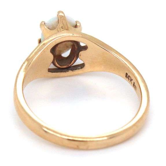 14kt Yellow gold opal ring