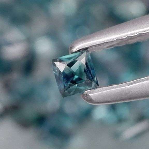 Multi-hue 5.42ct natural blue green Sapphire set