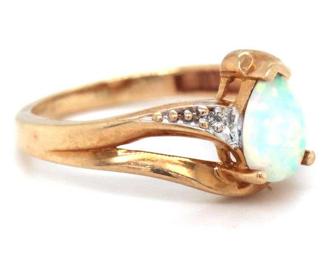 10kt Yellow gold Synthetic opal ring