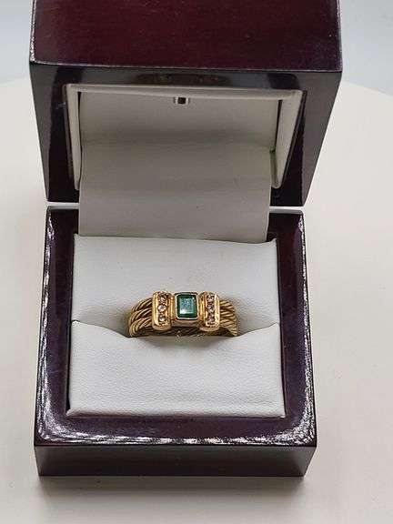 Extremely fine 8.1gr of 18k gold and emerald ring with diamond accent