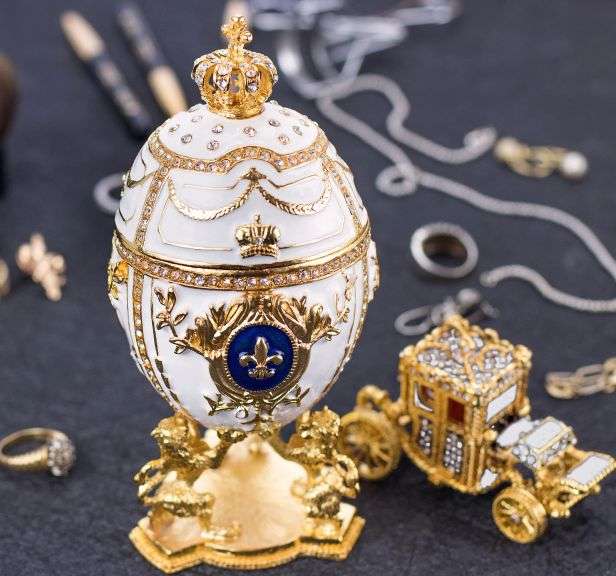 Royal Imperial White Russian Fabergé Egg Replica with White Carriage