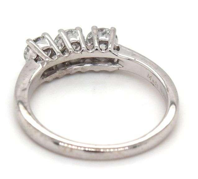 18kt White gold 1ctw 3 stone diamond band