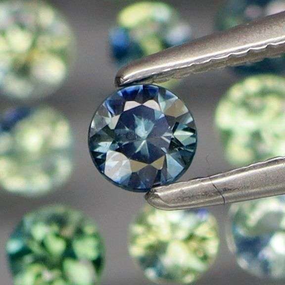 Multi-hue 2.58ct natural blue green Sapphire set