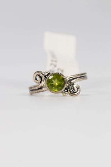 Sterling Silver Natural Peridot Gemstone Ring Size 7
