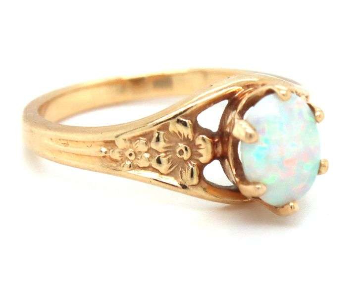 14kt Yellow gold opal ring