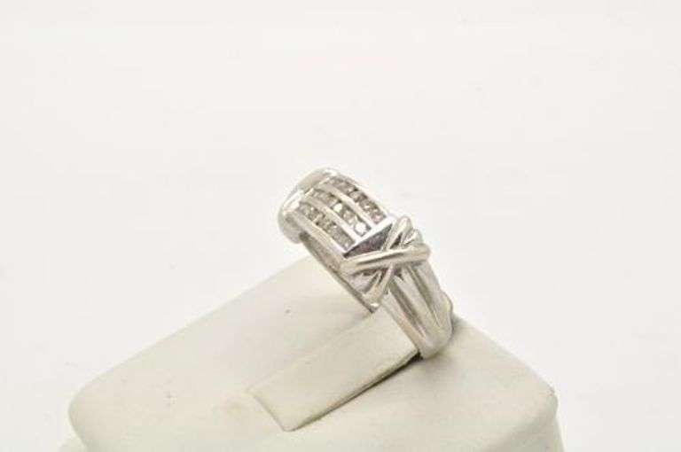 LADIES 18 KT WHITE GOLD XO DIAMOND BAND