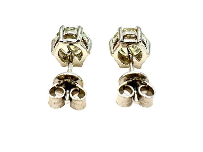 Sparkling 2 Ctw Simulated Diamond Earrings