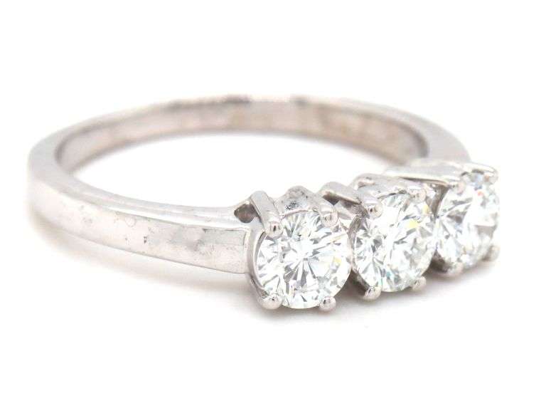 18kt White gold 1ctw 3 stone diamond band