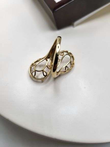 Handmade 18k gold designer ring featuring a diamond, ready for your selected pearl shape stone.
