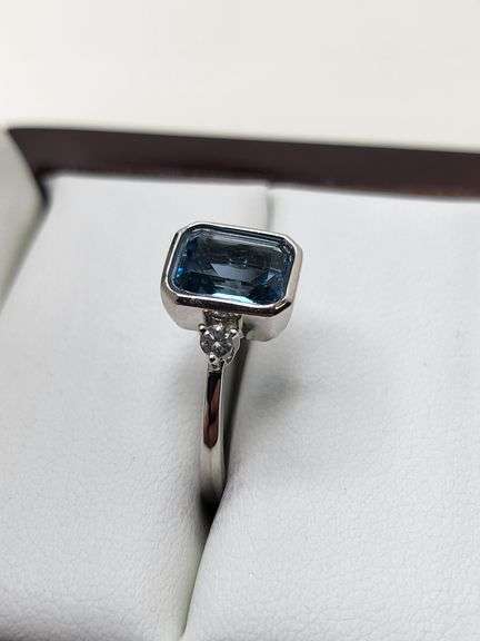 Very fine Topaz 1.74 ctw with diamond accent set in silver ring, GIA certified