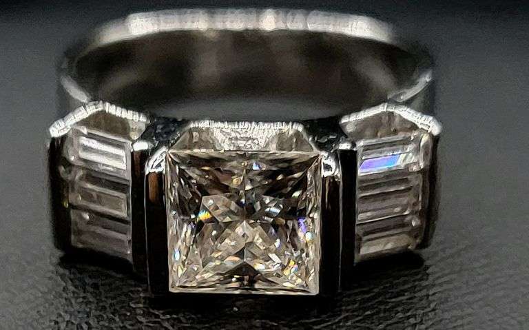 Sparkling 2.25 Ct VVs1 F-G Fire Moissanite Ring