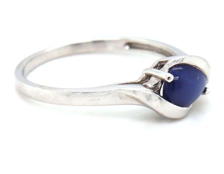 14kt White gold blue sapphire ring