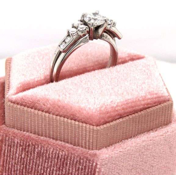 14kt White gold 0.65ct center diamond with 0.35ctw side diamond wedding set