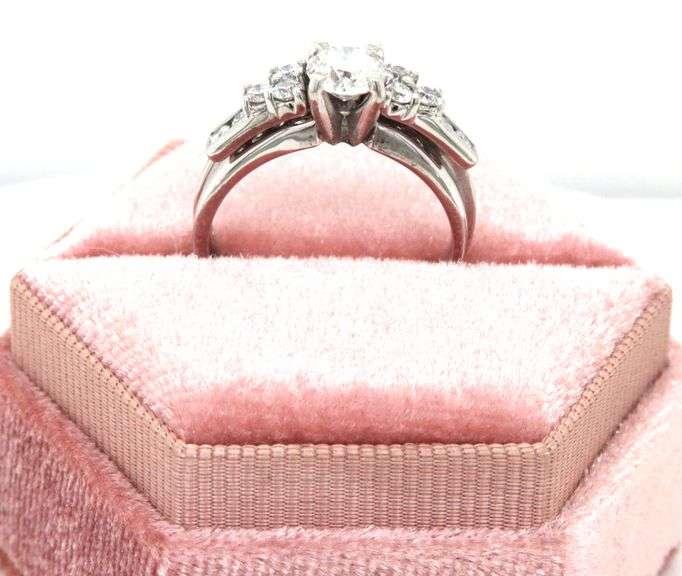 14kt White gold 0.65ct center diamond with 0.35ctw side diamond wedding set