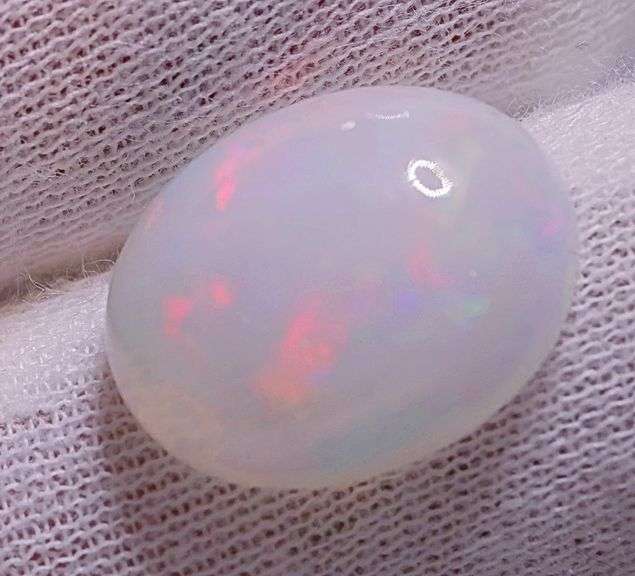 Multi-patterned! Smoldering color! 7.92 carats! Snow white Opal!