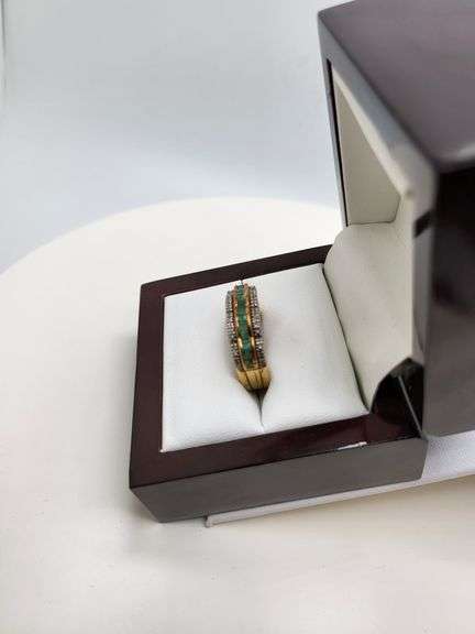 Very fine silver ring and emerald with diamond accent