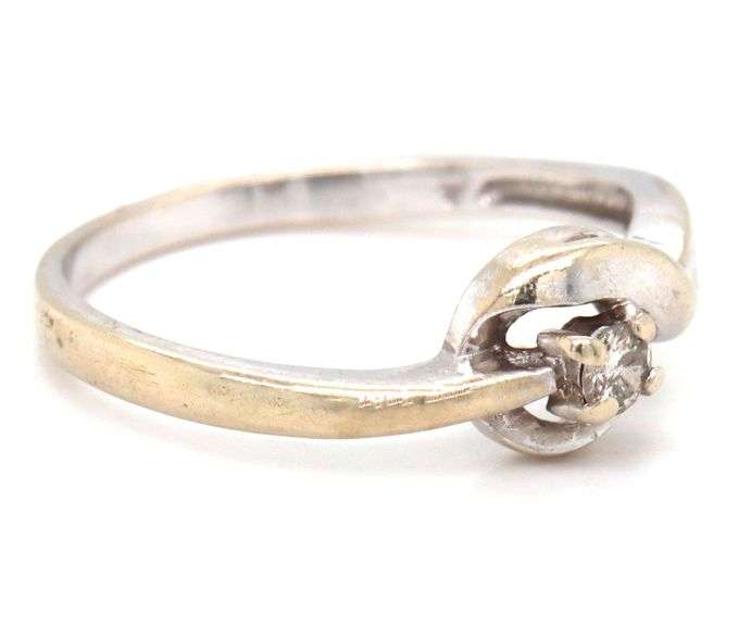 14kt White gold diamond ring