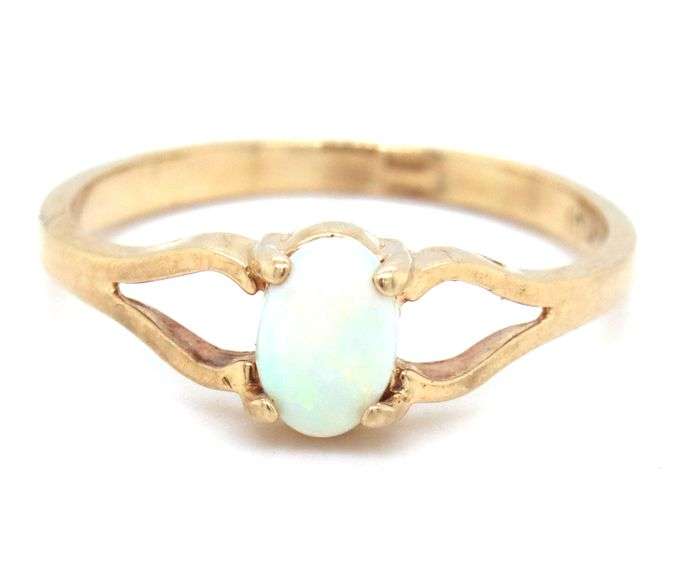 10kt Yellow gold opal ring