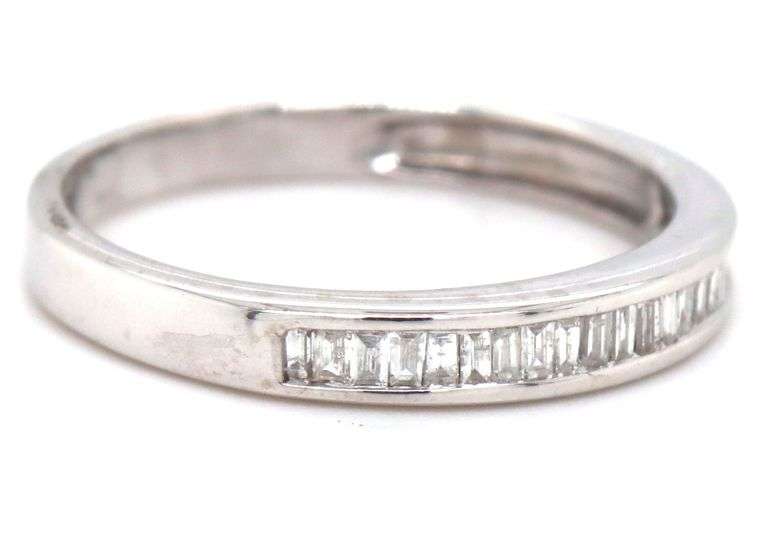 14kt White gold 0.40ctw diamond baguette band