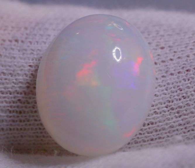 Multi-patterned! Smoldering color! 7.92 carats! Snow white Opal!