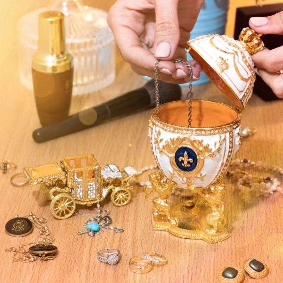 Royal Imperial White Russian Fabergé Egg Replica with White Carriage