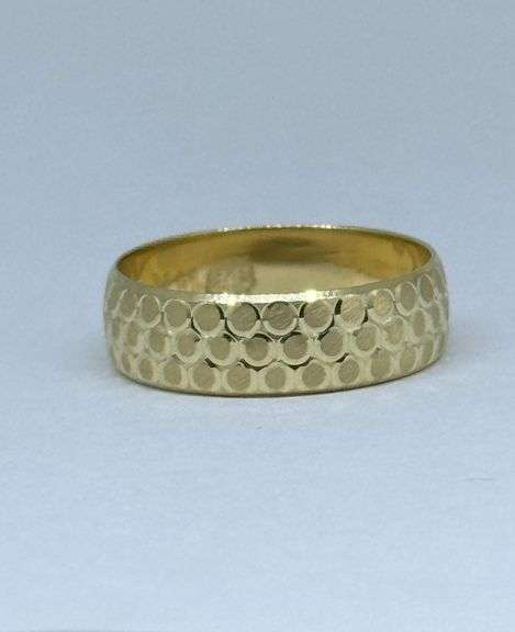 14k Yellow Gold Rounded Cut Wedding Band