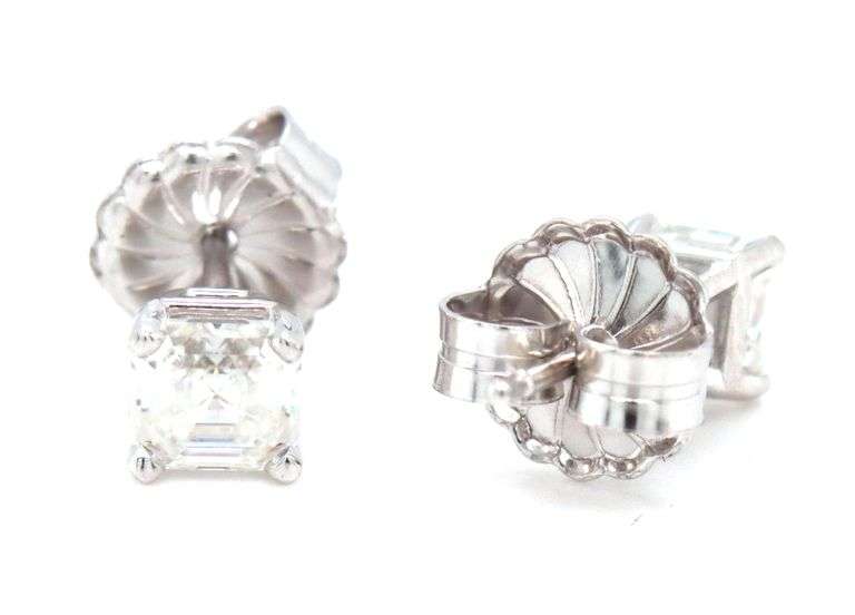 14kt White gold 0.90ctw Moiss Ashcer cut stud earrings