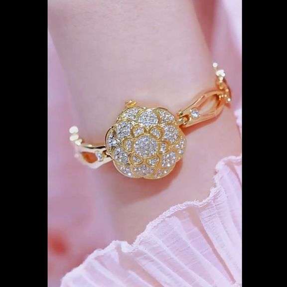 Flower Quartz Watch with Bracelet Band and Crystals