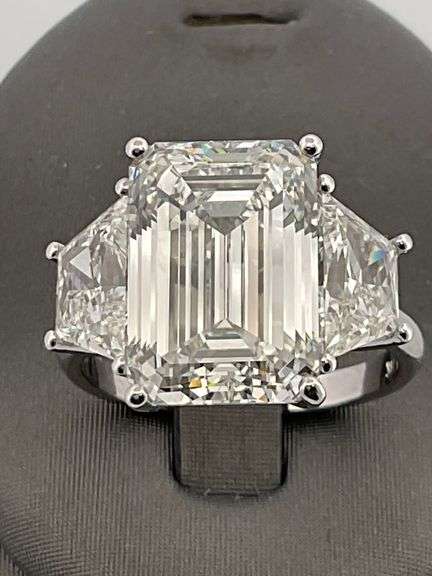 CERTIFIED BRAND NEW 14K WHIT GOLD DIAMOND RING. ALMOST 12.00 CARATS OF DIAMONDS