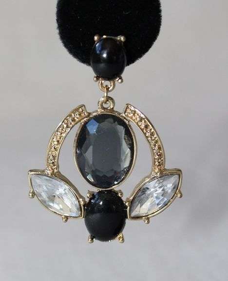 Pair of Pretty Fashion Jewelry Earrings