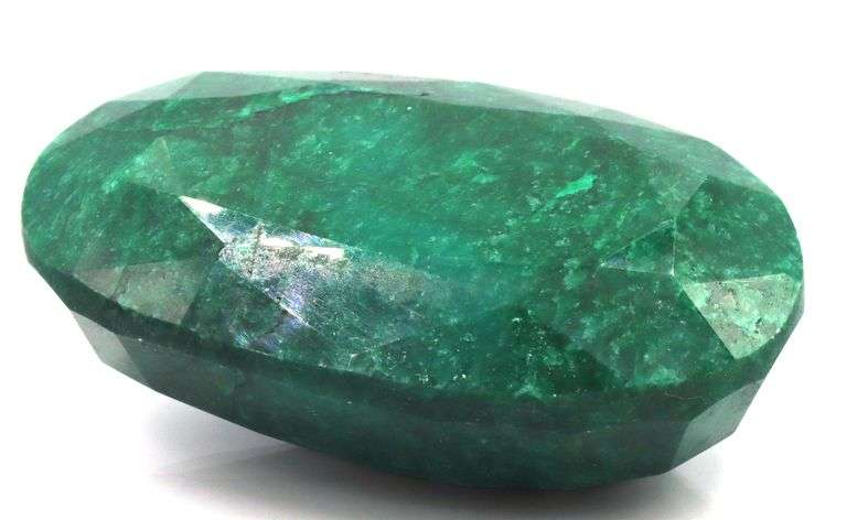 Fantastic Colossal 557.50CTS Oval Faceted Emerald Loose Gemstone