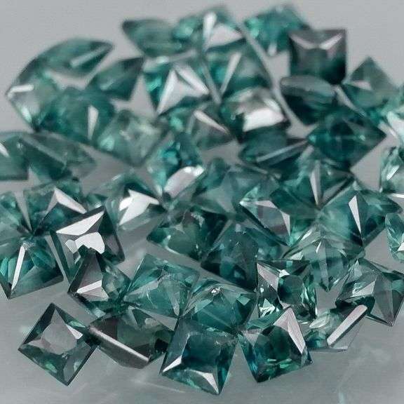 Multi-hue 5.42ct natural blue green Sapphire set