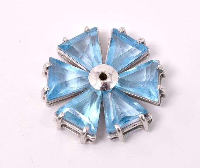 Blue Topaz Flower Pendant, 18KT. Total weight 5.3 grams.