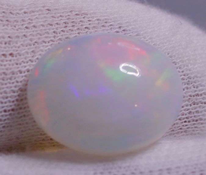 Multi-patterned! Smoldering color! 7.92 carats! Snow white Opal!