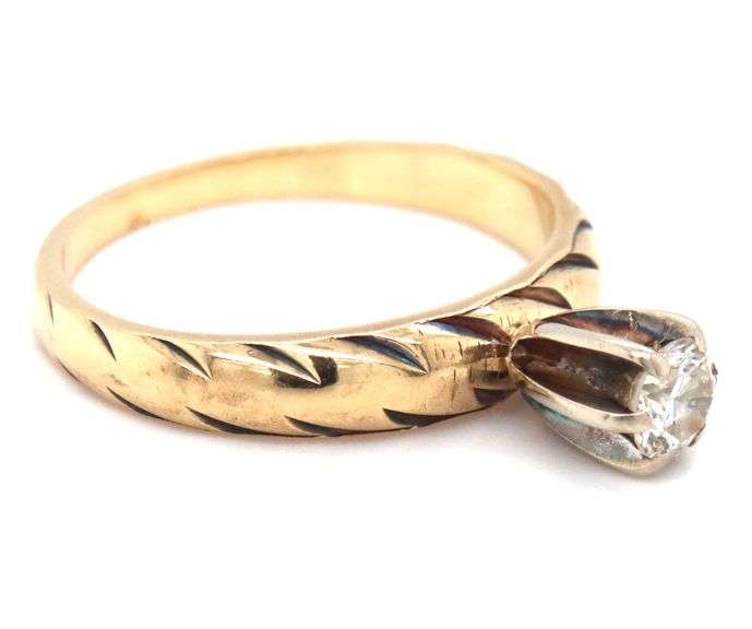 14kt Yellow gold round brilliant cut diamond engagement ring