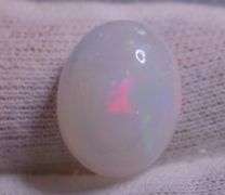 Multi-patterned! Smoldering color! 7.92 carats! Snow white Opal!