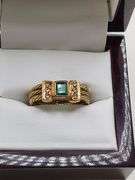 Extremely fine 8.1gr of 18k gold and emerald ring with diamond accent