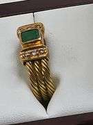 Extremely fine 8.1gr of 18k gold and emerald ring with diamond accent