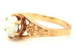14kt Yellow gold opal ring
